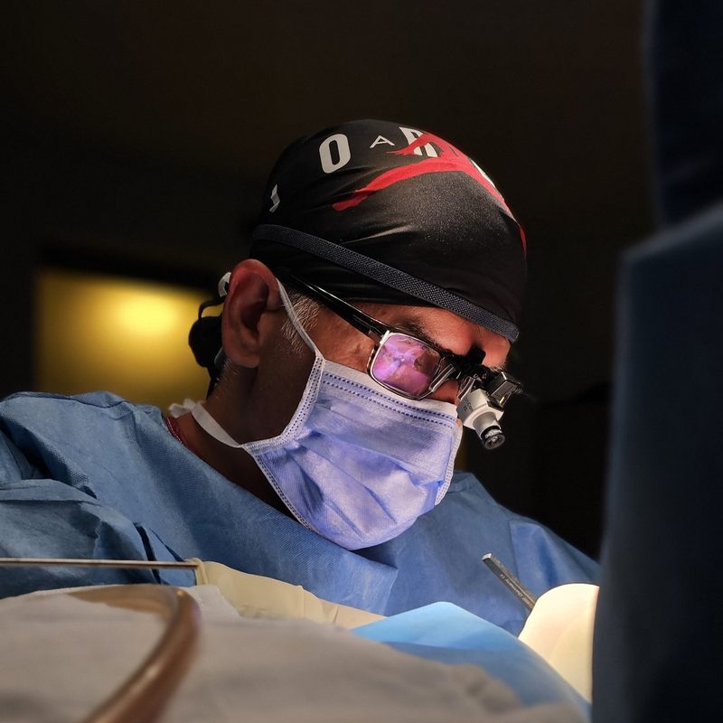 Op. Dr. Orhan Murat Özdemir ameliyat sırasında