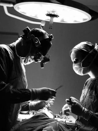 burun estetiği ameliyatı sırasında bir görüntü Estetik Cerrah Op. Dr. Orhan Murat Özdemir